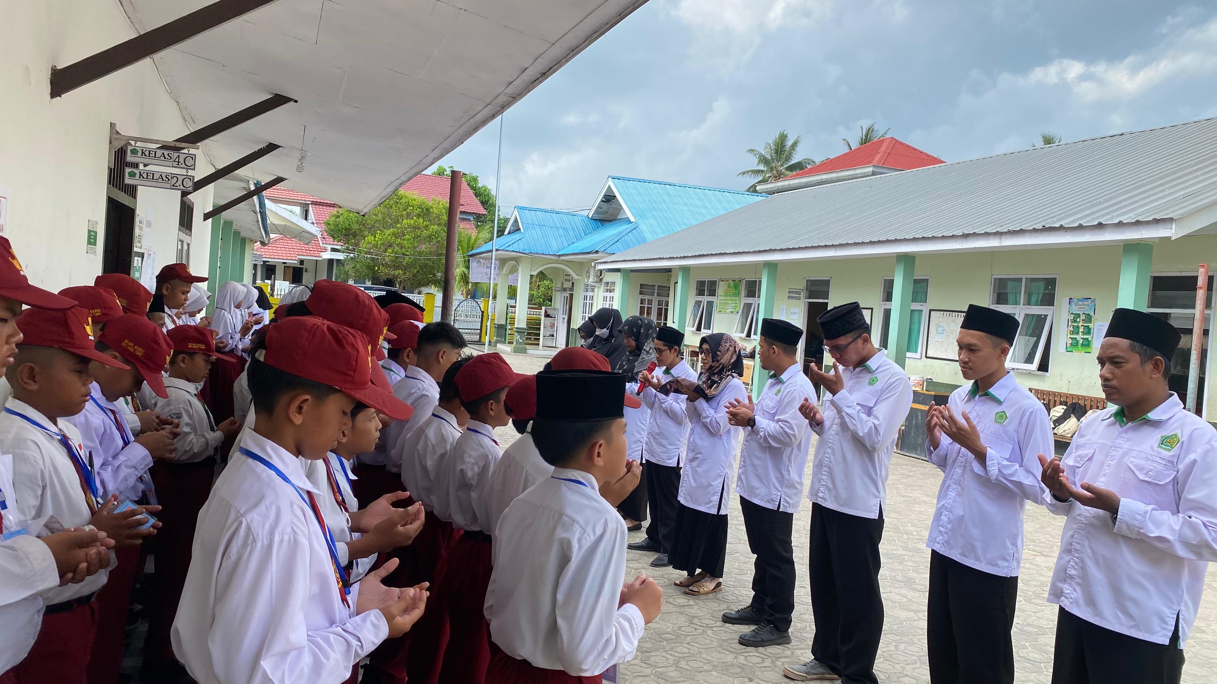 Siswa dan Majelis Guru Lakukan Doa Bersama Sebelum Pelaksanaan Ujian Akhir Kelas 6